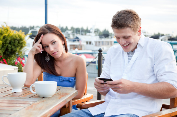 man texting while on date 